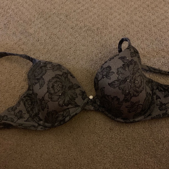 Beautiful 32D Victoria Secret Bra’s - Picture 3 of 4